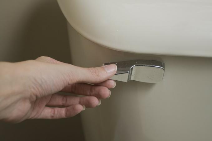 Ezért hallhatja a vécé sziszegését (és hogyan javíthatja ki)
