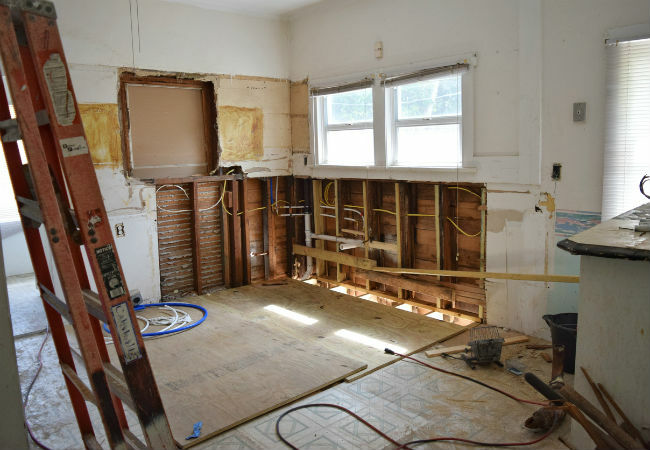 Azbeszt padlólap 101: Hogyan lehet megtudni, hogy veszélyes építőanyaggal él -e (és mit kell tenni ellene)