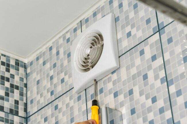 Хто встановлює витяжні вентилятори у ванній