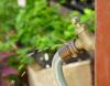 תיקון צינורות גן: 4 טיפים לתיקון צינור גינה דולף