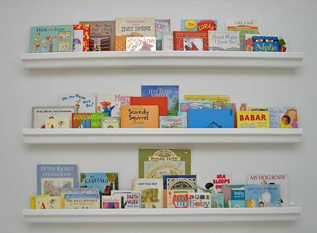 „Pasidaryk pats“ knygų lentyna - latakas, kuriame laikomos vaikų knygos