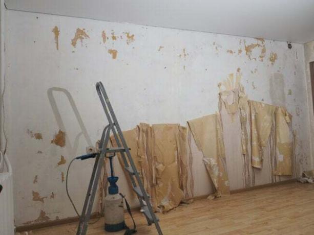 remoção de papel de parede antigo da reforma da parede do quarto