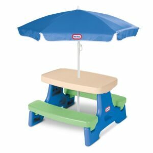 Geriausias vaikų pikniko stalo pasirinkimas: „Little Tikes Easy Store Jr.“ žaidimų stalas su skėčiu