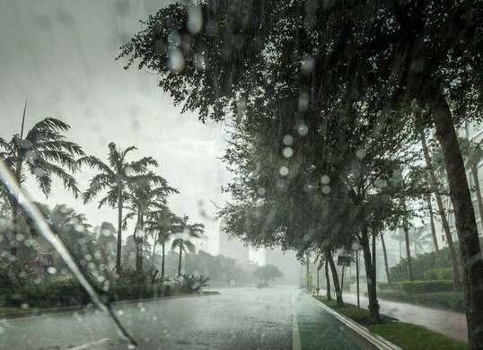 גשם ורוח סופת הוריקן מבעד לחלון מכונית