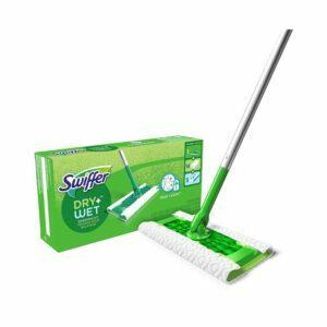 La migliore opzione di mocio in microfibra: kit di pulizia multiuso Swiffer Sweeper Dry + Wet