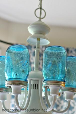 Lustre em jarra de pedreiro azul - detalhe instalado