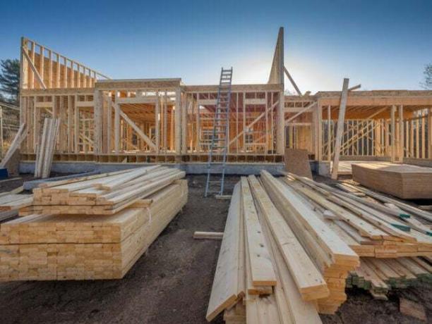 os preços da madeira afetam a construção de casas e imóveis