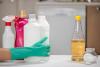 5 ქიმიკატები, რომელთა ამოღებაც შეგიძლიათ თქვენი დასუფთავების რუტინიდან (და რა გამოიყენოთ ნაცვლად)