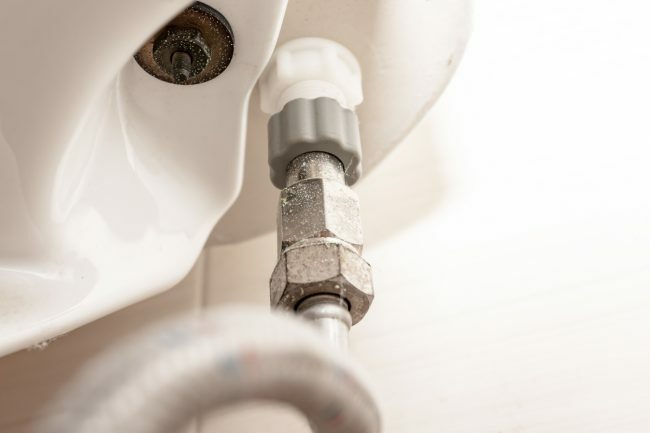 Substitua uma válvula de fechamento do vaso sanitário: drene a linha de abastecimento 
