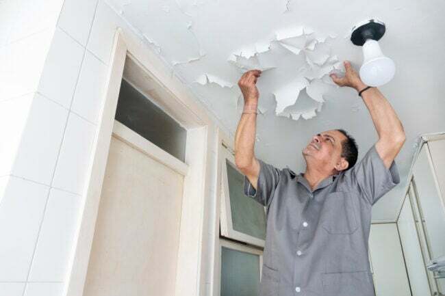 lista de verificação de inspeção de aluguel homem verificando danos no teto