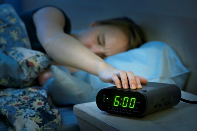 летње рачунање времена 2023 - жена искључује аларм