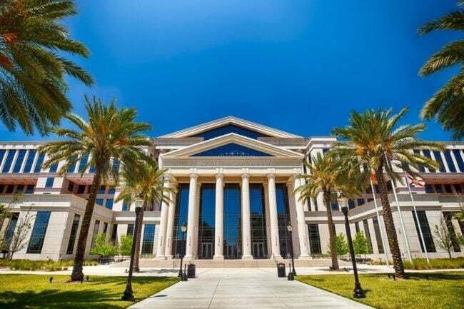 Didelis vyriausybės pastatas su palmėmis Džeksonvilyje, FL