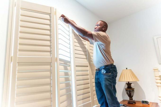 iStock-462777985 maneiras de vestir uma janela Instalador de tratamento de janela instala persianas de madeira