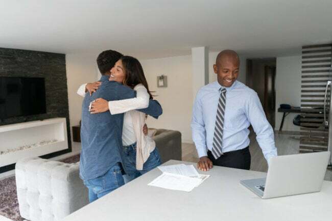iStock-1325947424 wie sich Immobilien verändert haben Immobilienmakler mit glücklichem Paar.jpg