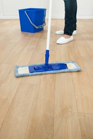 Como limpar o chão - esfregar pisos de madeira