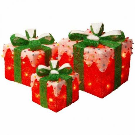 Labākais āra Ziemassvētku rotājumu variants: iepriekš apgaismotas sarkanas un baltas dāvanu kastītes