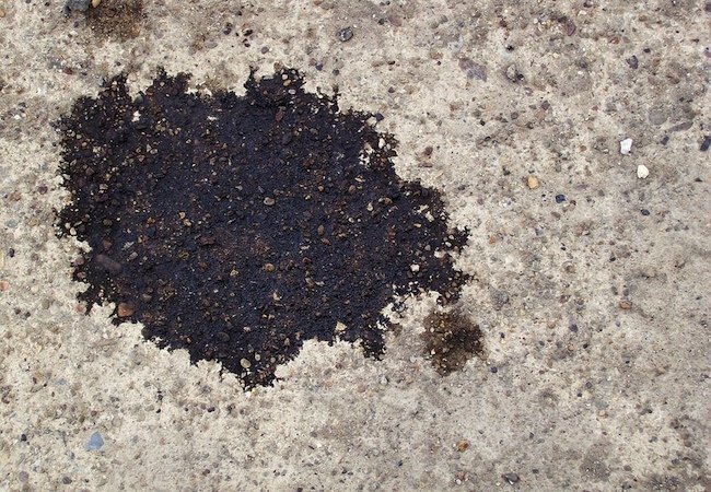 Hogyan lehet eltávolítani az olajfoltokat a betonról