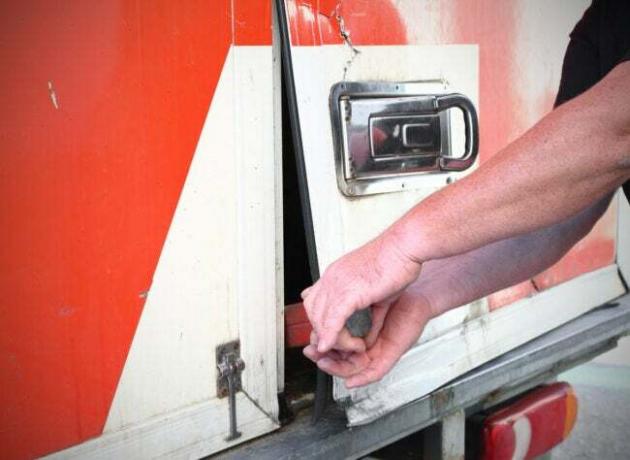 iStock-459197147 Pohyblivý kontajner vs. Požičovňa nákladných áut Vlámanie do nákladného auta