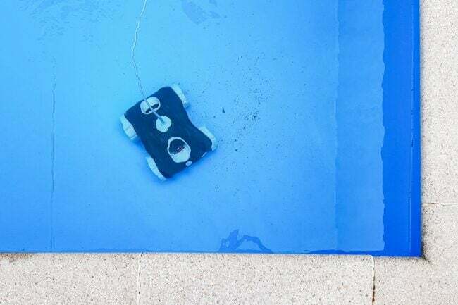A melhor opção barata de limpador robótico de piscina para limpar detritos do fundo de uma piscina.