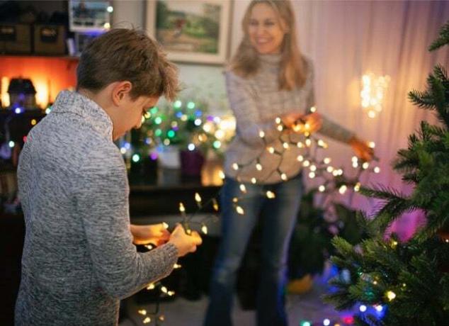 kako staviti lampice na božićno drvce