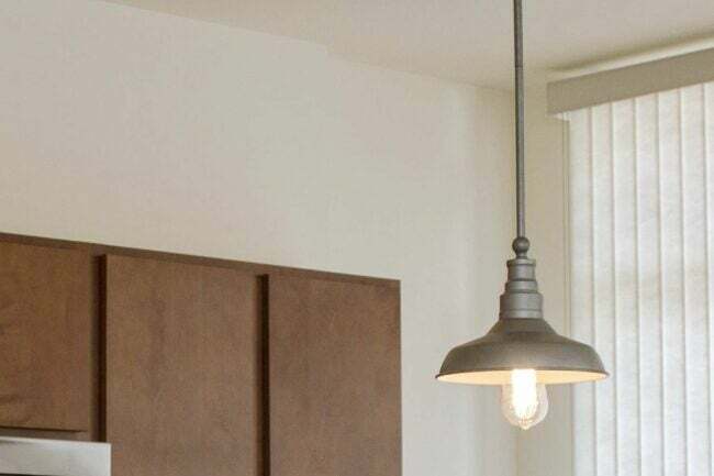 La mejor opción de luces de montaje empotrado: Design House Kimball Industrial Farmhouse Light