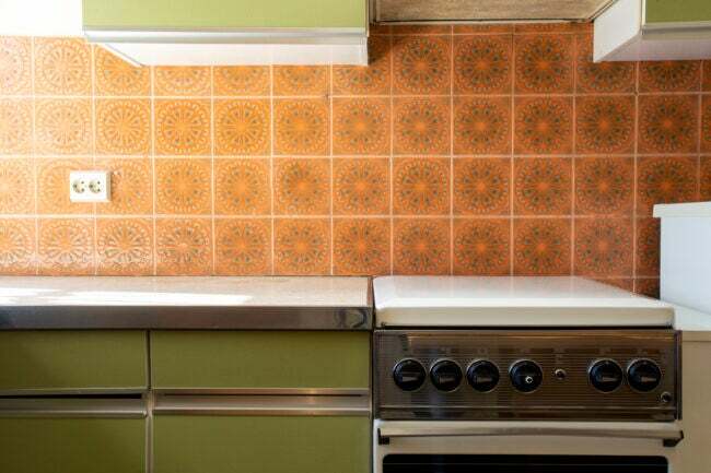 Kuchnia-w stylu retro-pomarańczowo-zielona-z-metalowymi-akcentami-na-szafkach