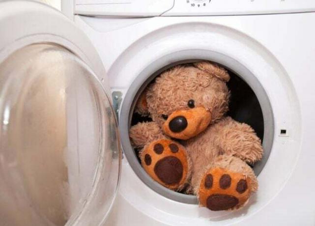 Urso de pelúcia na máquina de lavar