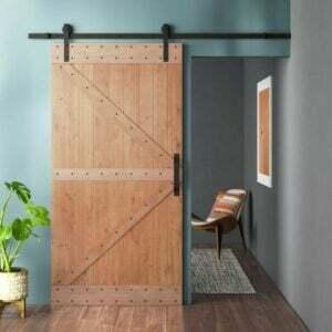 सर्वश्रेष्ठ खलिहान दरवाजे विकल्प: लुबन पैनल वाली लकड़ी अधूरा खलिहान दरवाजा