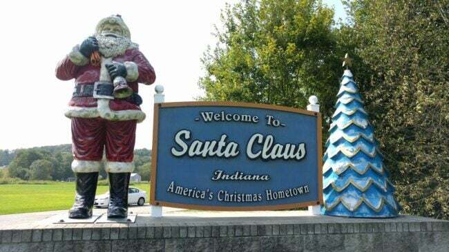 znak pre Santa Clausa Indiána s veľkou sochou Santa Clausa