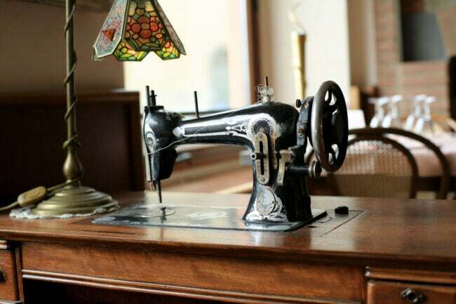 iStock-481377096 decore com máquina de costura vintage artesanal na mesa da sala de estar