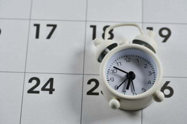夏時間 2023 - 紙のカレンダーに置く時計