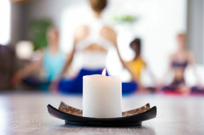 decor met kaarsen - enkele kaars met vage yogi's