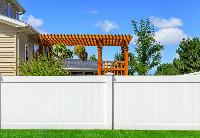 Дерев’яний вініловий паркан: який вибрати для свого двору