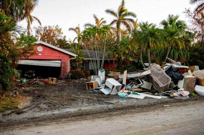 Hauswrack nach einem Hurrikan Stapel von Möbeln auf dem Rasen vor dem Haus
