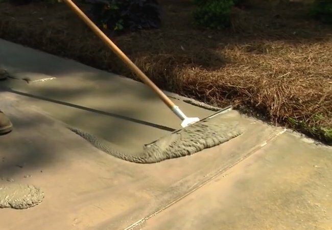 Cum să resurfați o cale de rulare din beton - aplicație racletă
