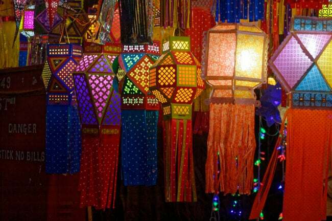 lanterne-de-hartie-colorate-strălucitoare-pentru-Diwali