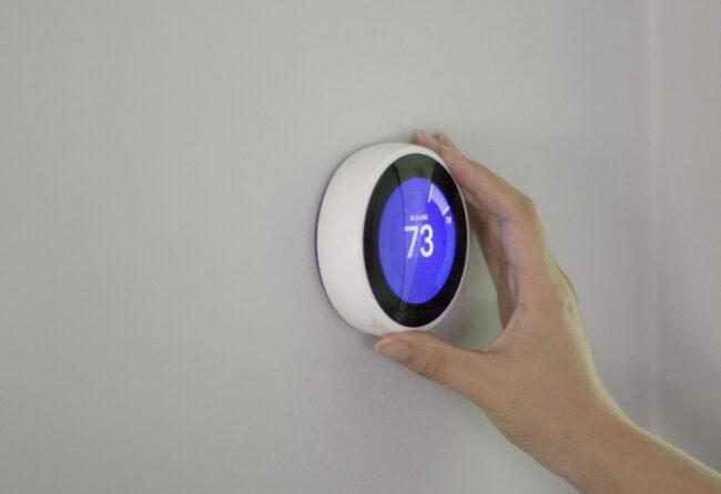 Intelligens termosztát használata a hőmérséklet megváltoztatásához