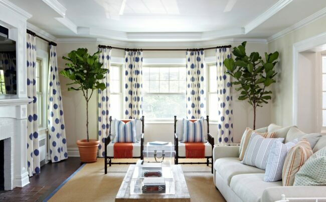 Svetla dnevna soba z modrimi pikčastimi zavesami