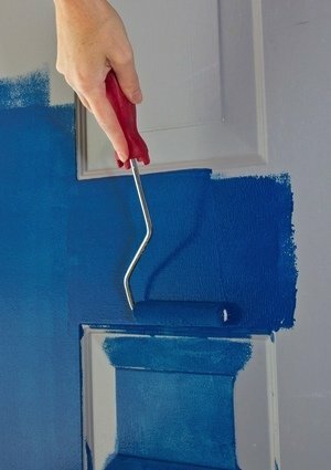 Cum să pictezi o ușă - lambriuri albastre