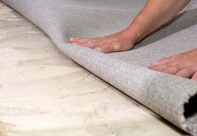 Як видалити клей для килимів