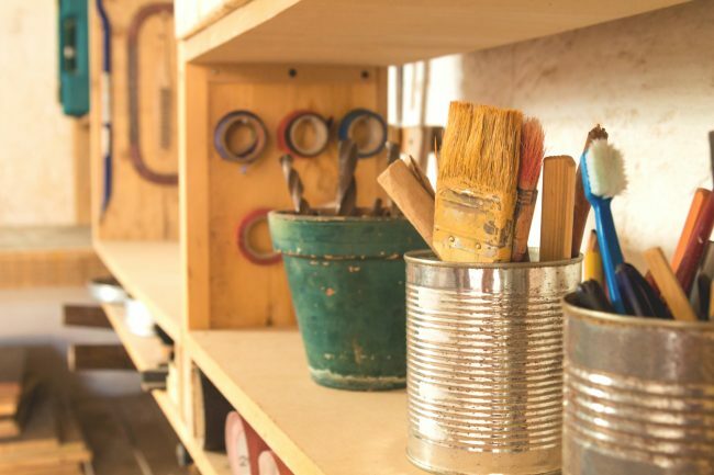 Nejlepší materiál pro garážové regály: dřevo vs kov