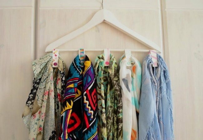 Ideas para armarios pequeños: truco para colgar bufandas y corbatas