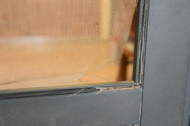 roztrhané dvere obrazovky, ktoré potrebujú opravu dverí obrazovky