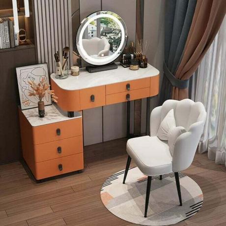 oranssinvärinen meikkipöytä ja valkoinen tuoli