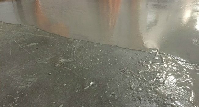 Oprava betonové podlahy - Nízké nátěry s vyrovnávačem betonu