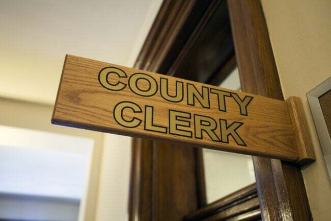 काउंटी क्लर्क के कार्यालय के लिए आंतरिक लकड़ी का चिन्ह।