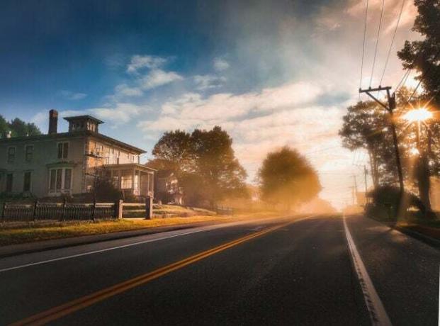 estrada residencial de cidade pequena com neblina matinal
