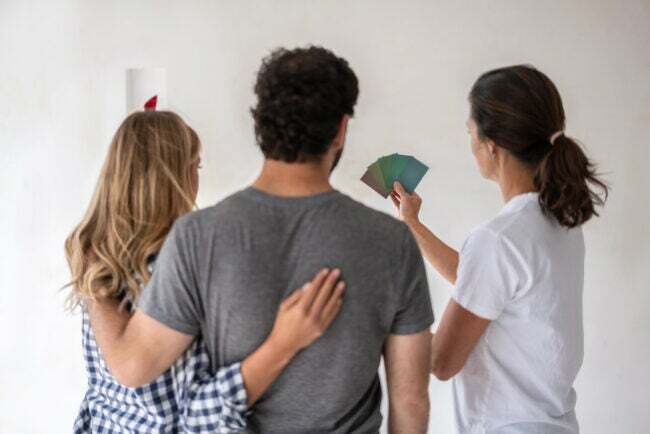 Ζευγάρι που ανακαινίζει το σπίτι του και επιλέγει χρώμα για τους τοίχους με τον σχεδιαστή