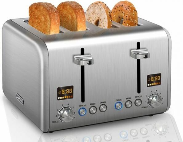 Vierscheiben-Toaster aus Edelstahl mit Brot und Bagels im Inneren