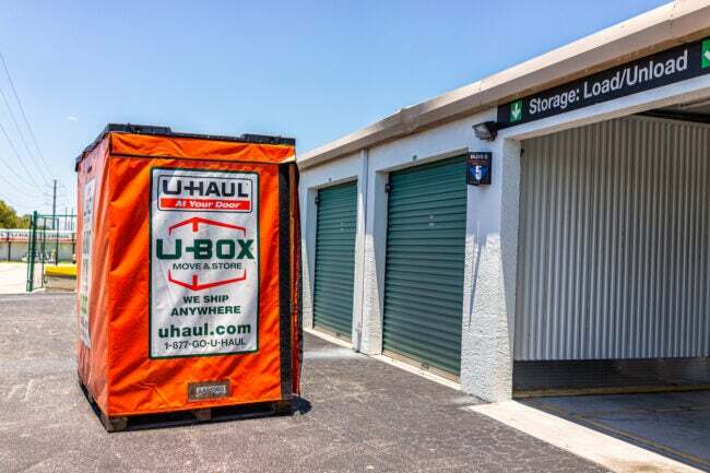 iStock-1445601930 Pohyblivý kontajner vs. Prenájom nákladných áut UHaul kontajner v sklade